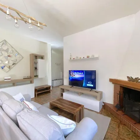 Casa de Férias Dei Marmi With Large Private Garden, Near The Forte dei Marmi